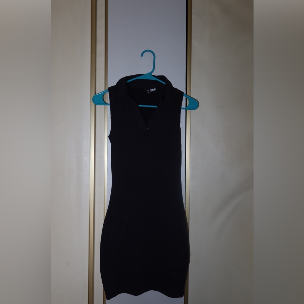 Ribbed mini black dress. Polo neckline. Size Xs.